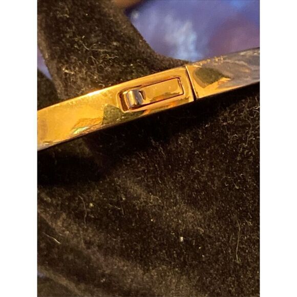 EUC Kate Spade Gold Tone Do The Twist Hinged Bangle Bracelet size 6.75 - Picture 9 of 10